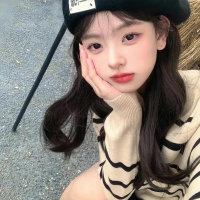 举杯畅饮的姐姐们